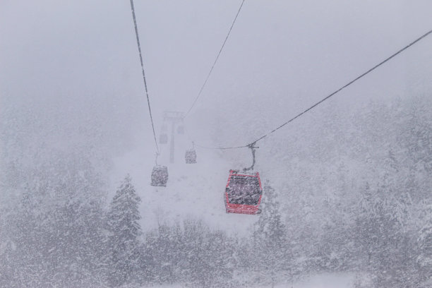 这张照片是在暴风雪和雾中从缆车上拍摄的。萨拉热窝的缆车在冬天的时候正在下雪。冬天和雪。下雪。图片下载