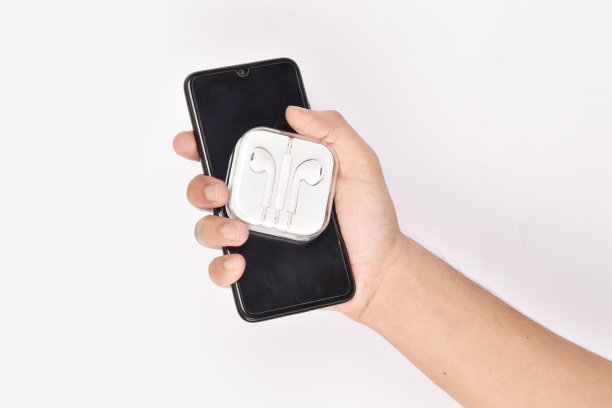 耳机和智能手机在手孤立的白色背景与剪切路径图片下载