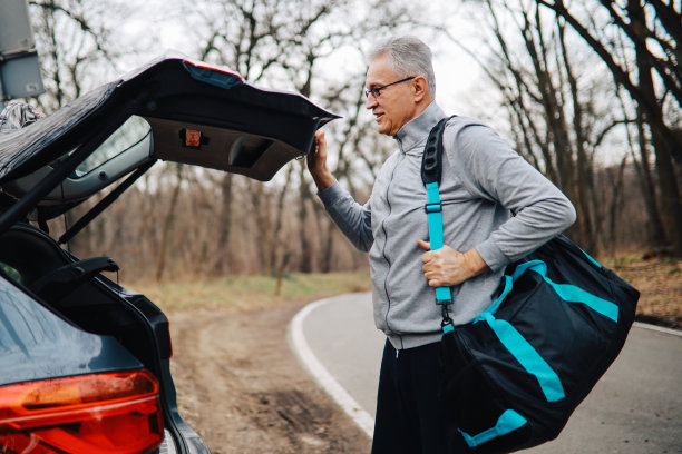 高级人员在户外训练前拆包图片下载