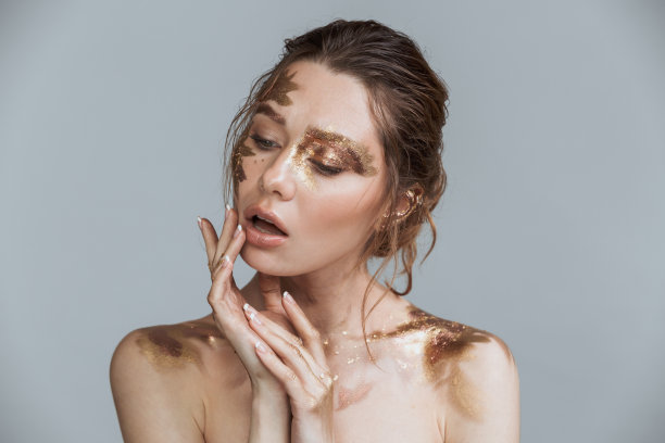 深色头发，皮肤柔软健康，金色妆容图片下载