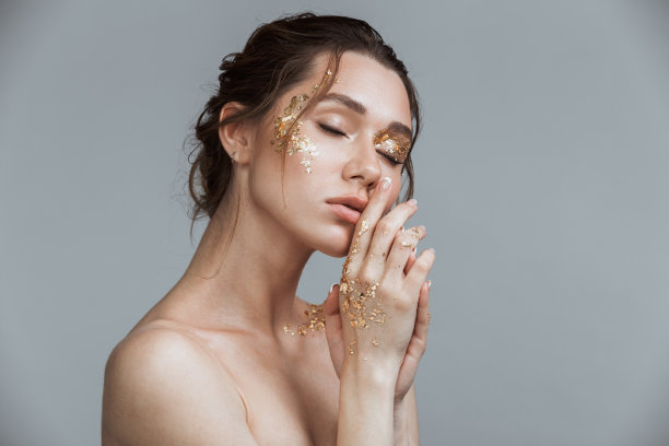 深色头发，皮肤柔软健康，金色妆容图片下载