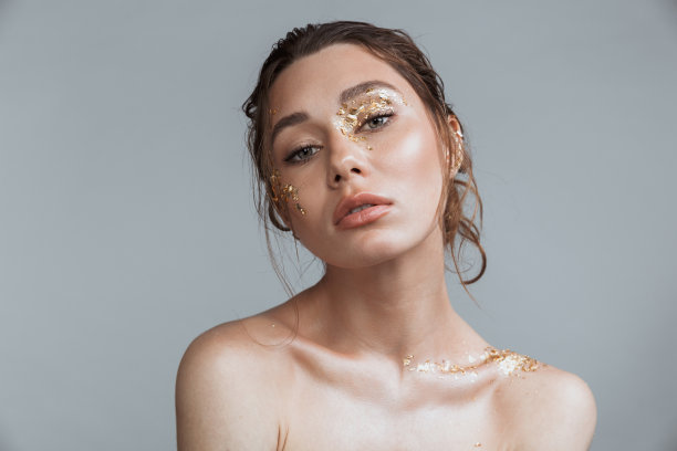 迷人的黑发女人，柔软健康的皮肤图片下载