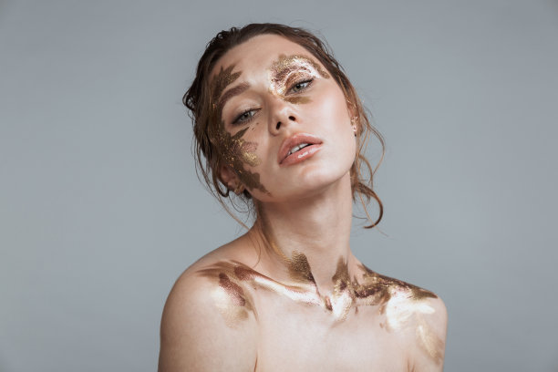 迷人的黑发女子，柔软健康的皮肤和金色的妆容图片下载