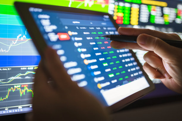 投资者使用智能手机通过手机app购买加密货币，并分析图表图片下载