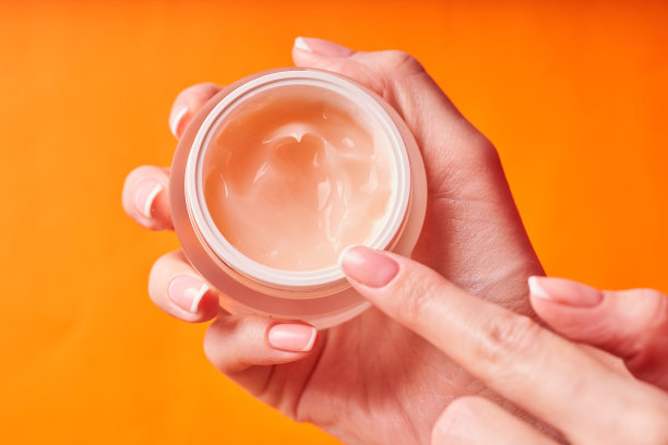 手里拿着一罐奶油的女孩，双手整洁漂亮图片下载