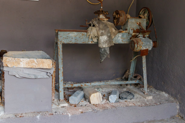 在车间里制造石材产品的生锈的旧车床图片下载