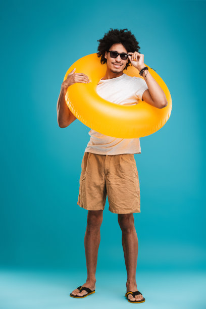 英俊的年轻非洲卷发男子手持橡胶圈。图片下载