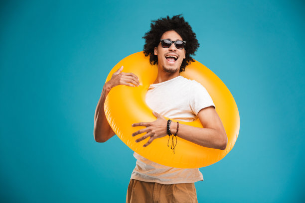 英俊的年轻非洲卷发男子手持橡胶圈。图片下载