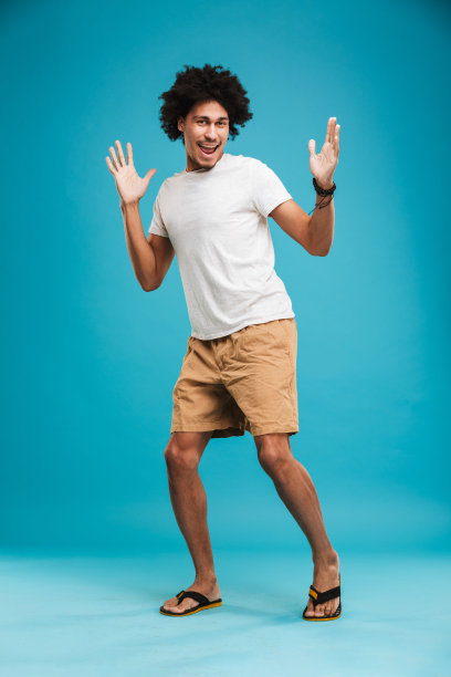 激动的情绪年轻的非洲卷曲的男人图片下载