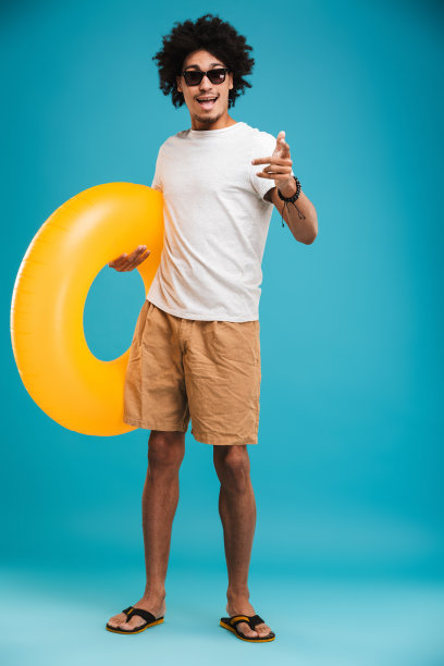 快乐英俊的年轻非洲卷男手拿橡皮圈指着你。图片下载