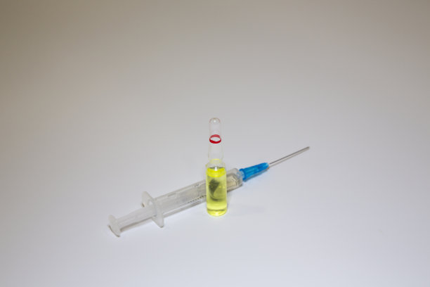 一个医用玻璃瓶安瓿和一个带针头的一次性医用注射器。医学概念展示了一个医学试管和对抗病毒的疫苗图片下载