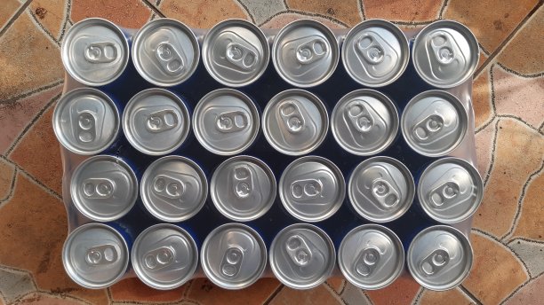 一堆饮料罐的特写镜头。图片下载
