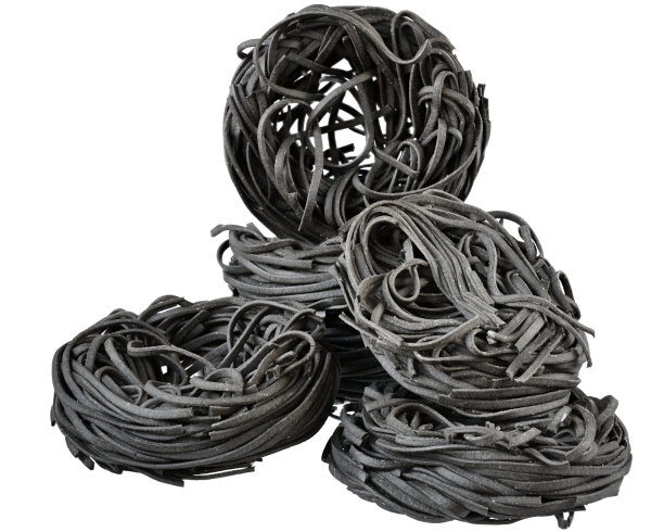 硬面食巢具黑色深褐色孤立图片下载