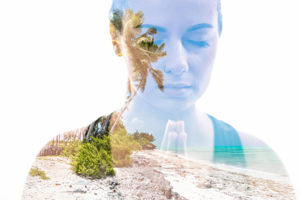 一个健康的女人在海滩上做瑜伽图片下载