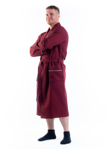 一个穿着浴衣的强壮男人站在孤立的白色背景上，脸上带着微笑。图片下载