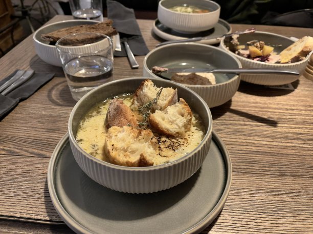 洋葱汤配面包和肉酱图片下载