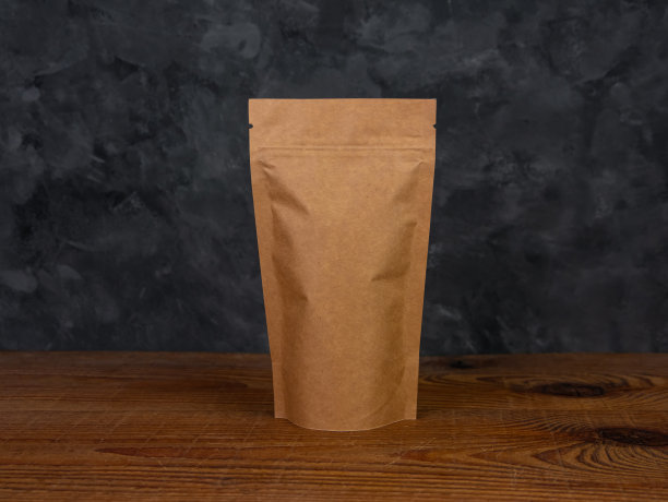 袋袋模型。空白棕色牛皮纸包装与咖啡豆木质背景广告版面。图片下载