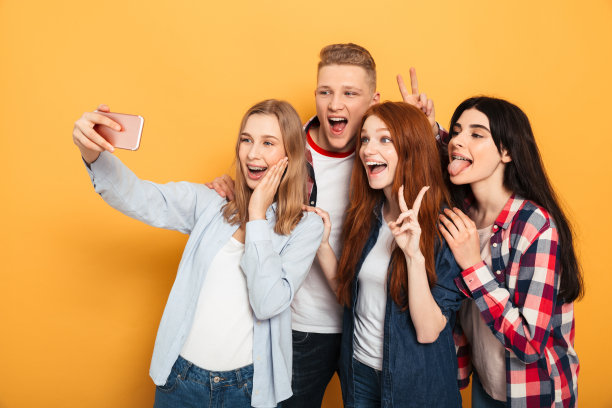 一群快乐的学校朋友图片下载