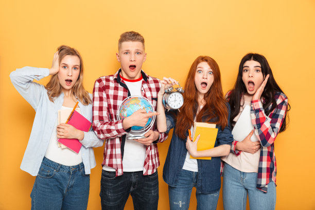 一群震惊的学校朋友显示闹钟图片下载