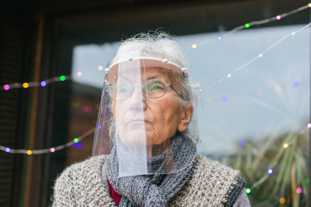 戴着护目镜庆祝新年的悲伤老妇人图片下载
