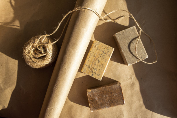 手工制作的天然肥皂棒，以牛皮纸为背景，以黄麻为线图片下载