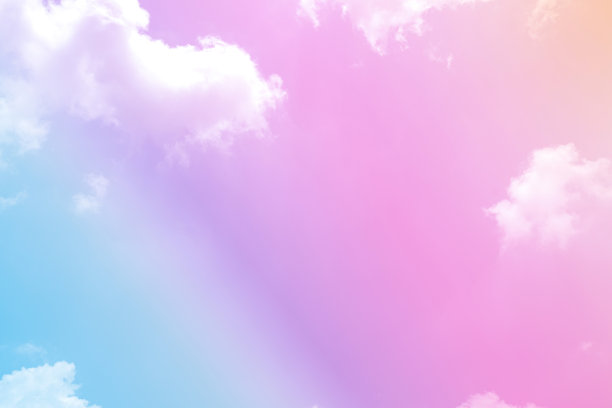 美丽的抽象粉色甜美的粉彩与蓬松的云彩在天空。多色彩虹图像。抽象幻想成长爱情之光图片下载