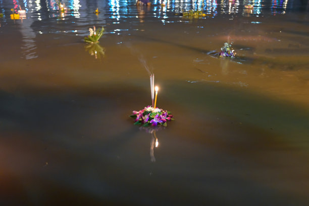 泰国的水牛节，人们购买鲜花和蜡烛点亮并漂浮在水上来庆祝水牛节。图片下载