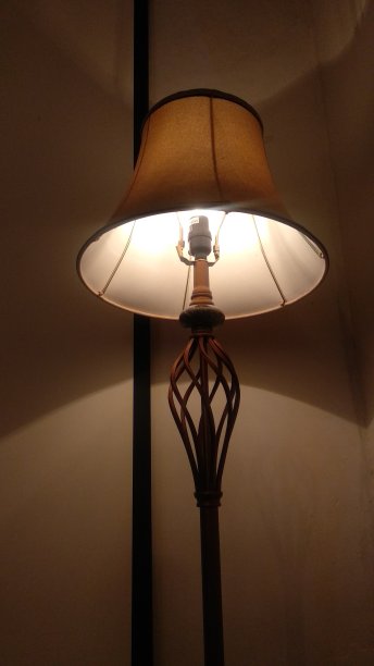 晚上房间角落里的灯都亮着图片下载