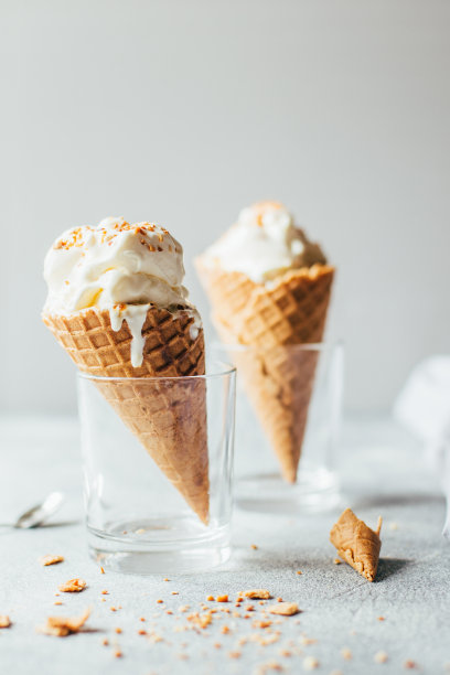 白色背景上的香草冰淇淋的特写图片下载