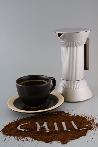 一杯咖啡，一个带有滤壶的茶托，“冷”字写在前面，与世隔绝图片下载