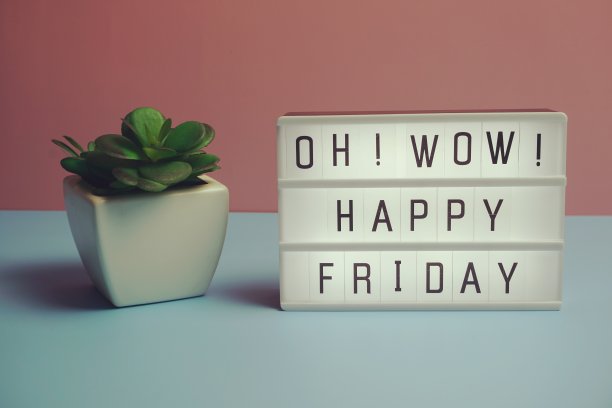 快乐的星期五字在灯箱在蓝色和粉红色的背景图片下载