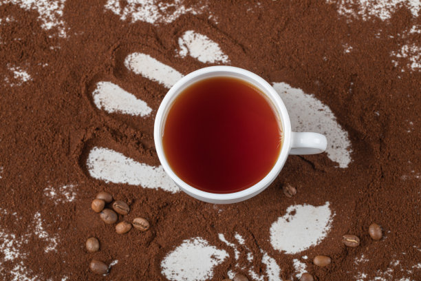 混合咖啡或可可粉与一杯茶图片下载