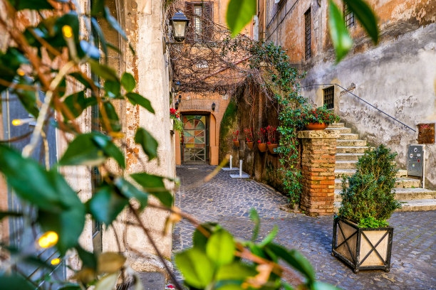 位于罗马市中心的Coronari大道上的一条暗示性的小巷子图片下载