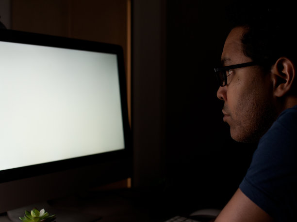 自由职业者在大流行期间在家远程工作图片下载