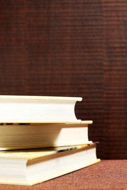 图书馆棕色书架上凌乱的一堆书。书店的背景图片下载