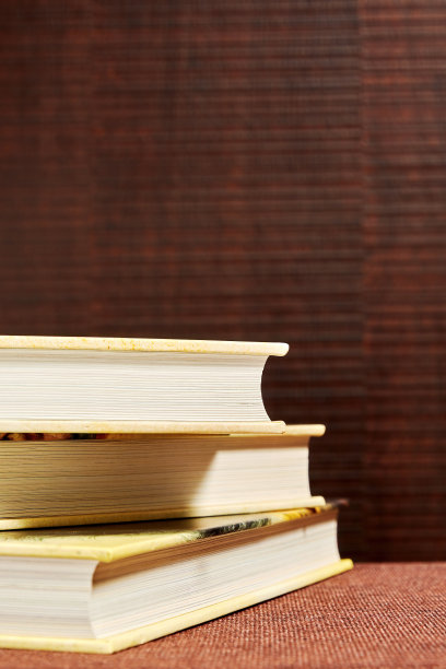 图书馆棕色书架上凌乱的一堆书。书店的背景图片下载