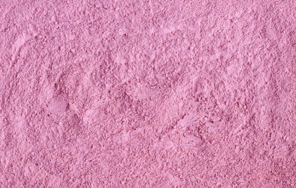 玫瑰彩妆泥粉(海藻酸面膜、身体贴、腮红)质地近距离，选择性聚焦。抽象的淡粉色背景。图片下载