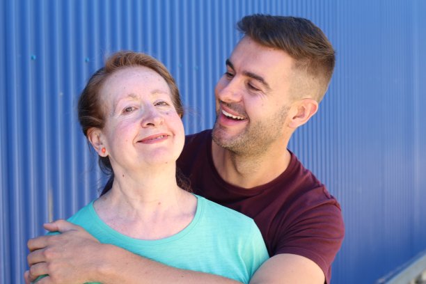 母亲和儿子庆祝母亲的日子图片下载