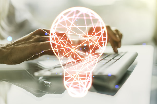 创意概念与灯泡插图和手打字在笔记本电脑的背景。Multiexposure图片下载