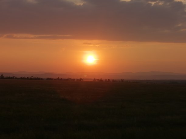田野上的夕阳天空图片下载