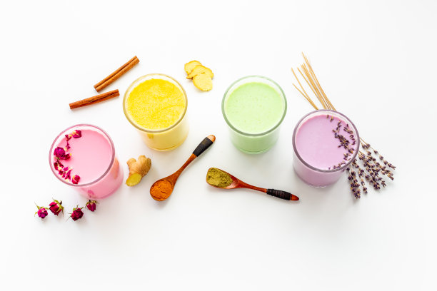 彩色拿铁茶或咖啡。蓝色，黄色，绿色和粉色拿铁俯视图图片下载
