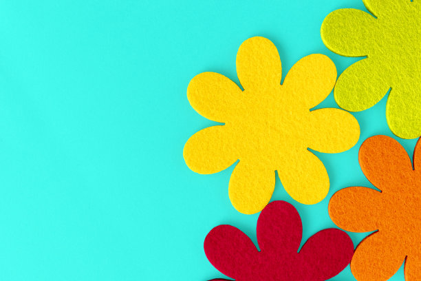 顶视图彩色的，装饰性的花在一个蓝色的背景与复制空间。复活节假期快乐概念。平的。图片下载