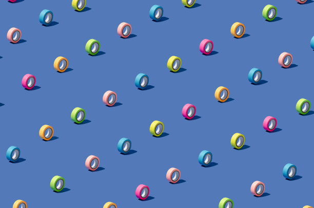 以蓝色为背景，用彩色胶带制作的等距图案。最小的概念。创造性的壁纸。图片下载