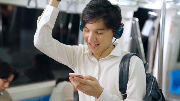 商人在公共火车上使用手机图片下载
