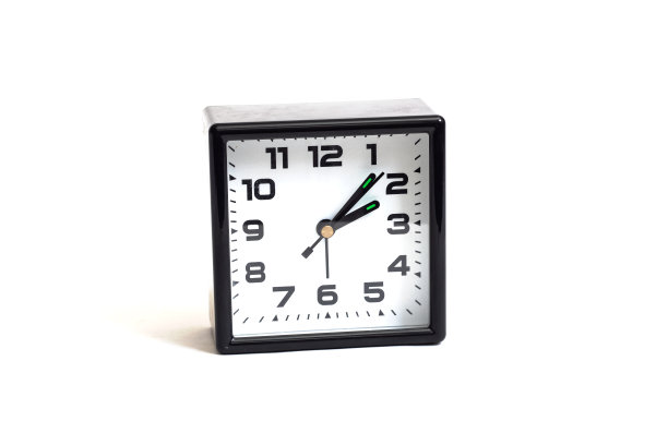 2点钟方向有箭头的时钟，孤立在白色背景上图片下载