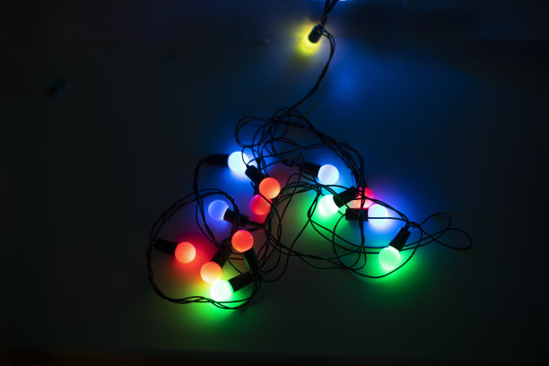 多色的花环在黑暗的背景上呈心的形式，水平图片下载