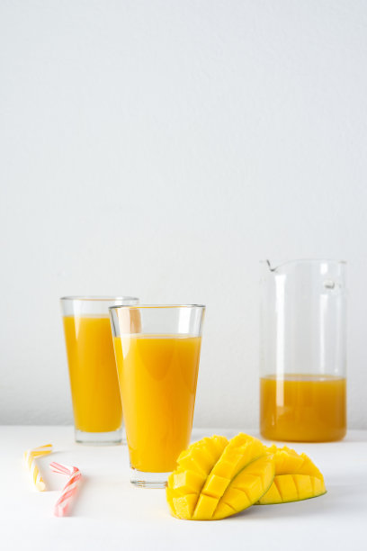 用玻璃杯和玻璃杯盛芒果汁图片下载