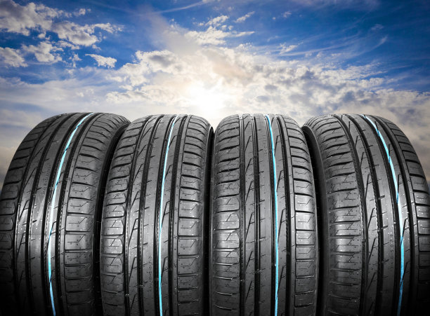 夏天的汽车轮胎在蓝天白云上行驶。轮胎堆栈的背景。汽车轮胎保护关闭。黑色的橡胶轮胎。全新的汽车轮胎。接近黑色轮胎轮廓。汽车轮胎排成一排图片下载