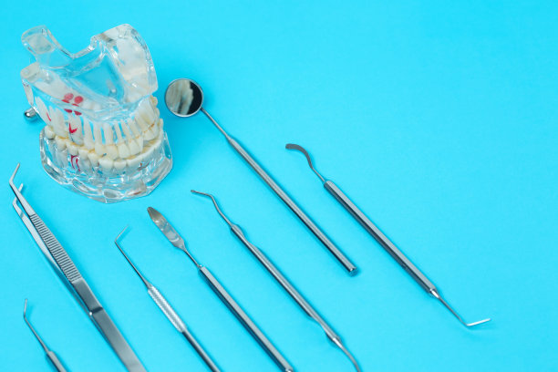 牙齿模型的玻璃牙齿颌与各种工具。关闭了。俯视图图片下载