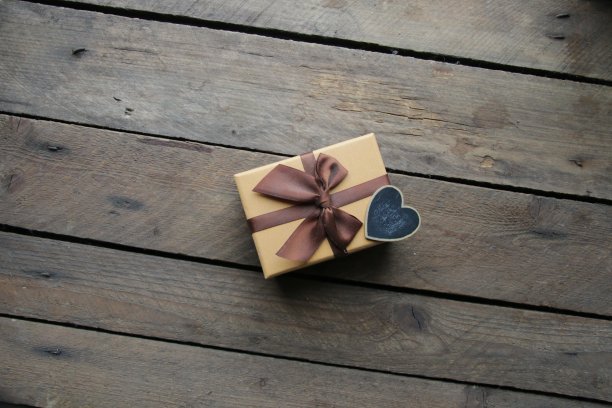 带蝴蝶结的古董礼盒图片下载